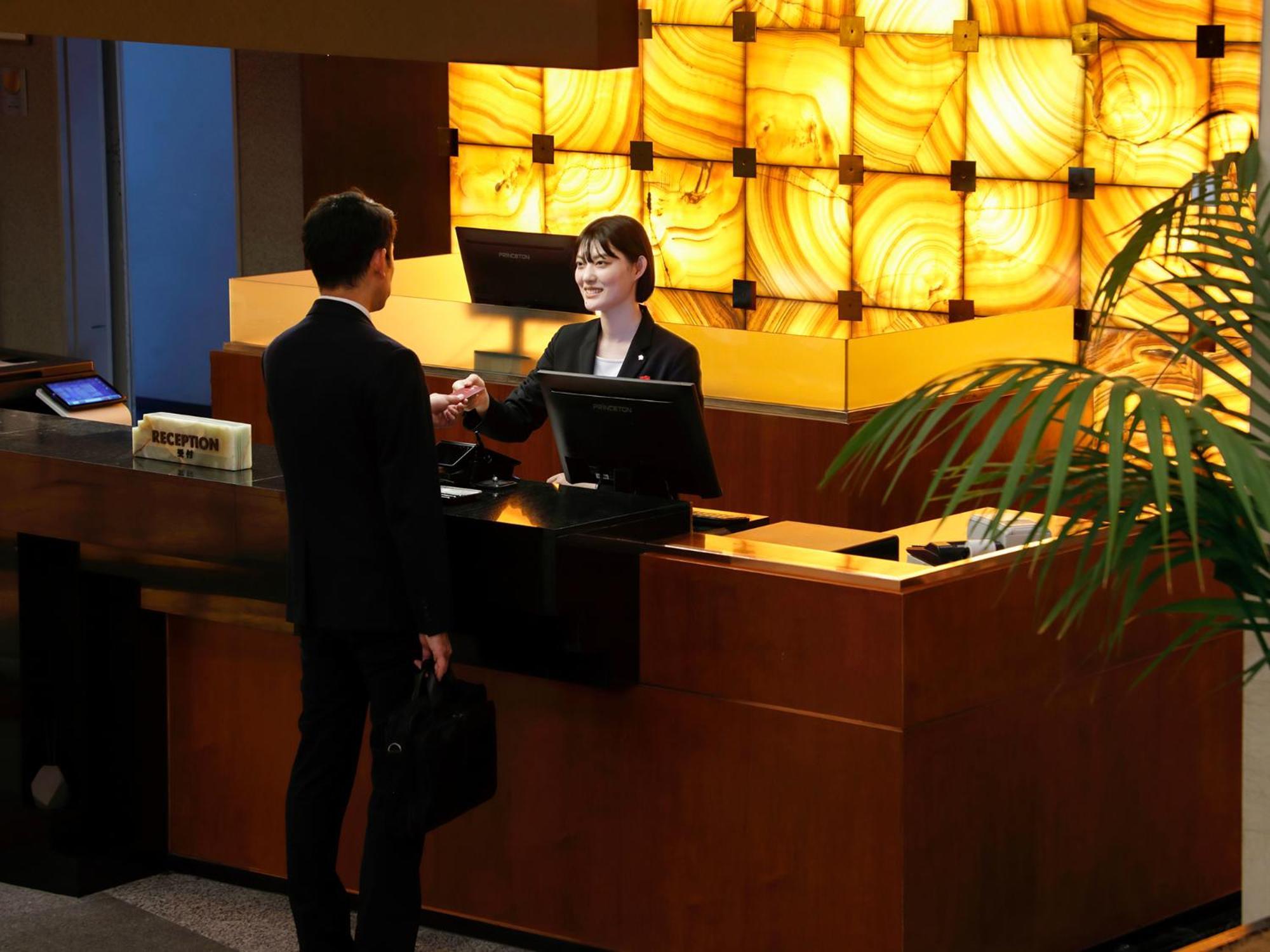 Premier Hotel -Tsubaki- Σαππόρο Εξωτερικό φωτογραφία A hotel receptionist at work